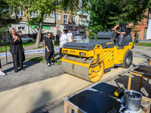 В Красноярске с помощью асфальтового катка создали самую большую линогравюру в стране
