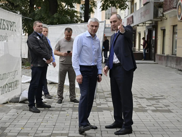 На фото: Денис Паслер (справа) и Рустам Галямов (слева от него) На фото: Денис Паслер (справа) и Рустам Галямов (слева от него)