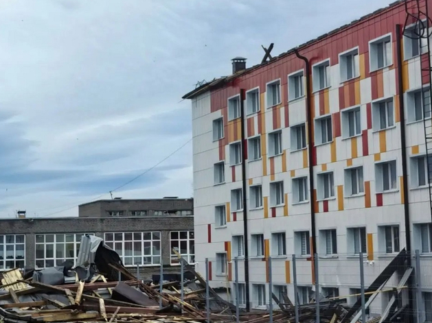Ураганный ветер вновь оставил свердловские города без электричества, а дома — без крыш Ураганный ветер вновь оставил свердловские города без электричества, а дома — без крыш